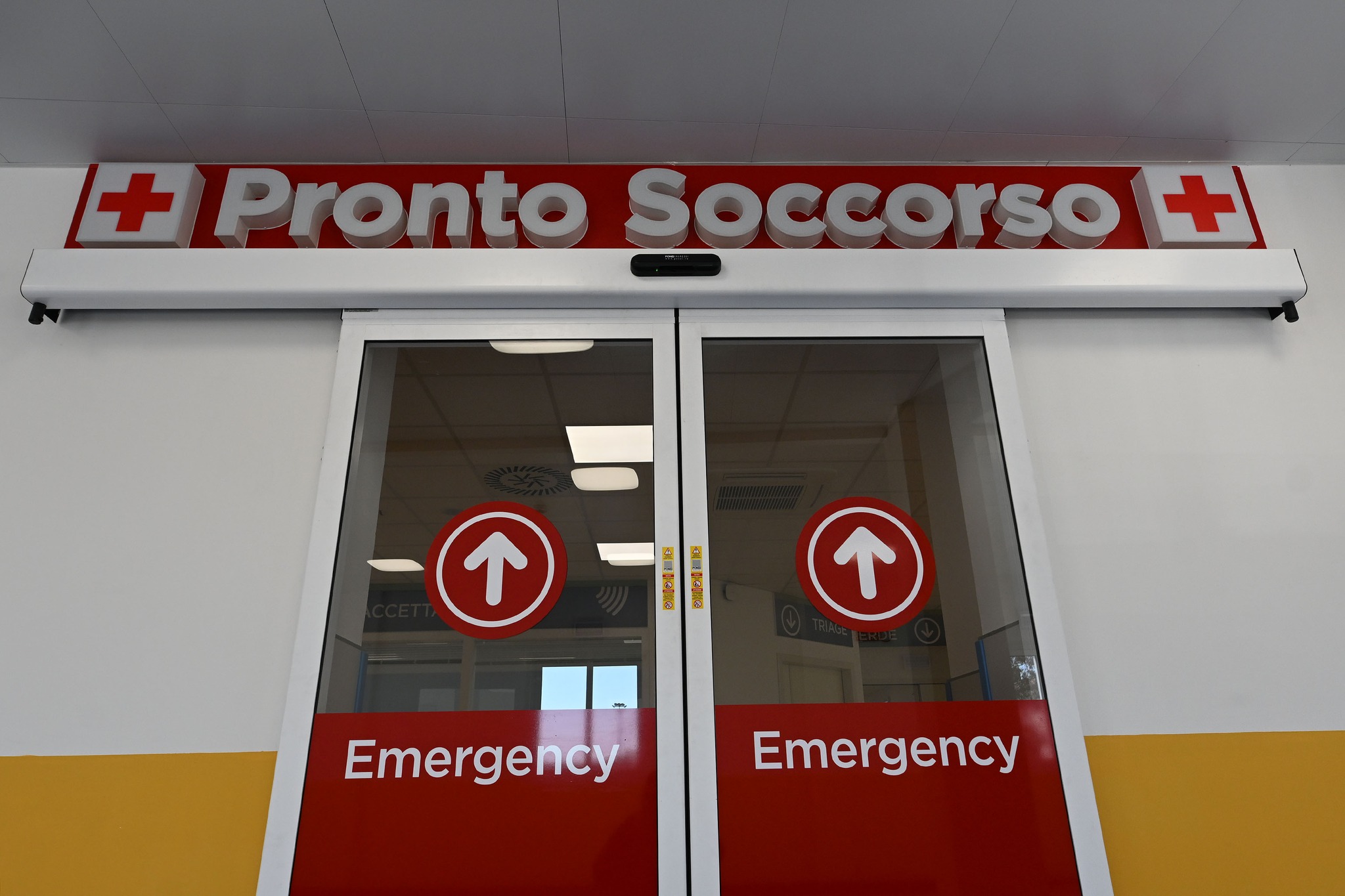 Minacce e botte, 15enne tiene in ostaggio pronto soccorso #adessonews